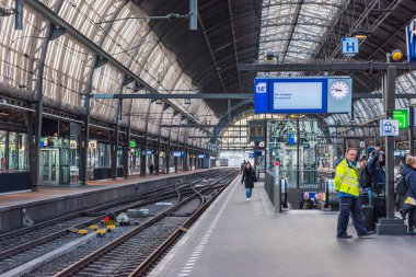 AMSTERDAM, NETHERLANDS - 25 Eylül 2017 Amsterdam Centraal İstasyonu. Amsterdam Centraal Hollanda 'nın en büyük tren istasyonu ve büyük bir ulusal demiryolu merkezidir..