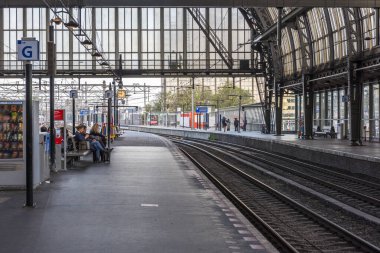 AMSTERDAM, NETHERLANDS - 25 Eylül 2017 Amsterdam Centraal İstasyonu. Amsterdam Centraal Hollanda 'nın en büyük tren istasyonu ve büyük bir ulusal demiryolu merkezidir..