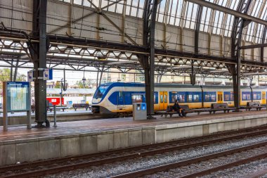 AMSTERDAM, NETHERLANDS - 25 Eylül 2017 Amsterdam Centraal İstasyonu. Amsterdam Centraal Hollanda 'nın en büyük tren istasyonu ve büyük bir ulusal demiryolu merkezidir..