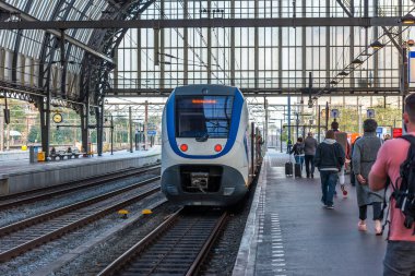 AMSTERDAM, NETHERLANDS - 25 Eylül 2017 Amsterdam Centraal İstasyonu. Amsterdam Centraal Hollanda 'nın en büyük tren istasyonu ve büyük bir ulusal demiryolu merkezidir..