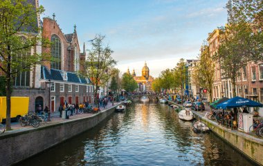 AMSTERDAM, NETHERLANDS - 25 Eylül 2017: St. Nicholas, Amsterdam Bazilikası. Bazilika Hollanda 'nın Amsterdam şehrinin Old Centre bölgesinde yer almaktadır. Şehrin en büyük Katolik kilisesi..