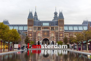 AMSTERDAM, NETHERLANDS - 25 Eylül 2017: Amsterdam Amsterdam Müzesi 'nde Amsterdam, Hollanda' da IAMSTERDAM sözleriyle.