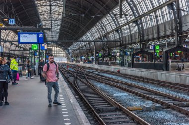 AMSTERDAM, NETHERLANDS - 25 Eylül 2017 Amsterdam Centraal İstasyonu. Amsterdam Centraal Hollanda 'nın en büyük tren istasyonu ve büyük bir ulusal demiryolu merkezidir..