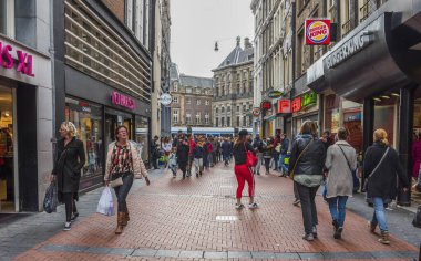 AMSTERDAM, NETHERLANDS - 24 Eylül 2017: Amsterdam Nieuwendijk Caddesi. Meşhur cadde Amsterdam 'ın ana alışveriş mili. Hollanda.