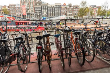 AMSTERDAM, NETHERLANDS - 24 Eylül 2017: Amsterdam 'da bisiklet parkı. Amsterdam, Hollanda.