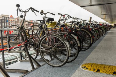 AMSTERDAM, NETHERLANDS - 24 Eylül 2017: Amsterdam 'da bisiklet parkı. Amsterdam, Hollanda.