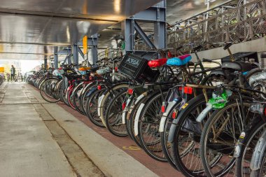AMSTERDAM, NETHERLANDS - 24 Eylül 2017: Amsterdam 'da bisiklet parkı. Amsterdam, Hollanda.