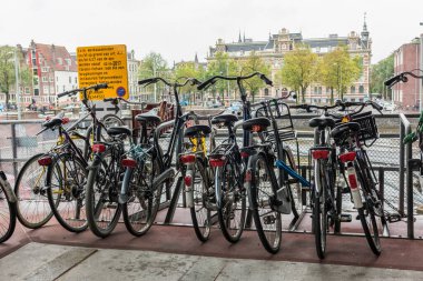 AMSTERDAM, NETHERLANDS - 24 Eylül 2017: Amsterdam 'da bisiklet parkı. Amsterdam, Hollanda.