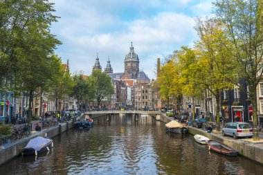 AMSTERDAM, NETHERLANDS - 25 Eylül 2017 Amsterdam Şehir Merkezi. Köprüsü olan Amsterdam Kanalları ve tipik Hollanda Evleri 'nin güzel manzarası. Amsterdam, Hollanda.
