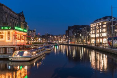 AMSTERDAM, NETHERLANDS 25 Eylül 2017 Amsterdam. Amsterdam 'ın gece manzarası, kanal, köprü ve tipik Hollanda evleri. Amsterdam, Hollanda.