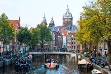 AMSTERDAM, NETHERLANDS - 25 Eylül 2017 Amsterdam Şehir Merkezi. Köprüsü olan Amsterdam Kanalları ve tipik Hollanda Evleri 'nin güzel manzarası. Amsterdam, Hollanda.