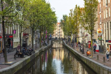 AMSTERDAM, NETHERLANDS - 25 Eylül 2017 Amsterdam Şehir Merkezi. Köprüsü olan Amsterdam Kanalları ve tipik Hollanda Evleri 'nin güzel manzarası. Amsterdam, Hollanda.