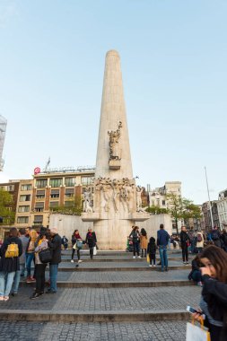 AMSTERDAM, NETHERLANDS - 25 Eylül 2017: Amsterdam 'daki Baraj Meydanı. Hollanda.