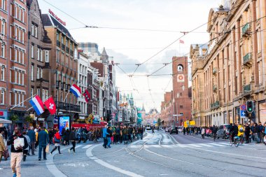 AMSTERDAM, NETHERLANDS - 25 Eylül 2017: Amsterdam 'daki Baraj Meydanı. Hollanda.