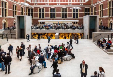 AMSTERDAM, NETHERLANDS - 25 Eylül 2017: Amsterdam Rijksmuseum iç görünümü. Amsterdam, Hollanda.