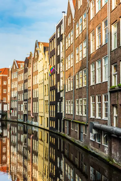 Schöne Aussicht Auf Den Amsterdamer Kanal Mit Typisch Holländischen Häusern — Stockfoto