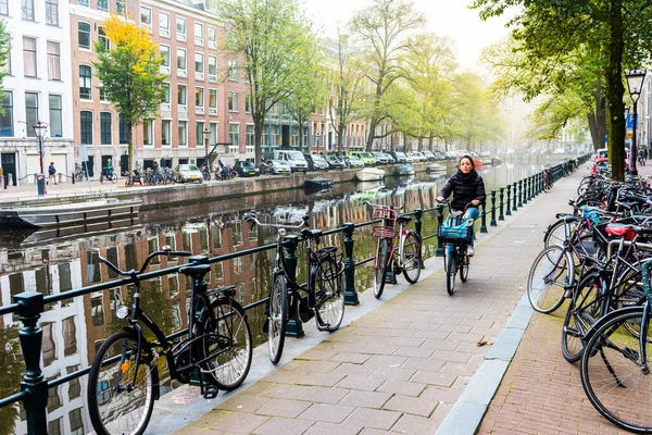 Amsterdam Niederlande September 2017 Ein Junges Mädchen Auf Einem Fahrrad — Stockfoto