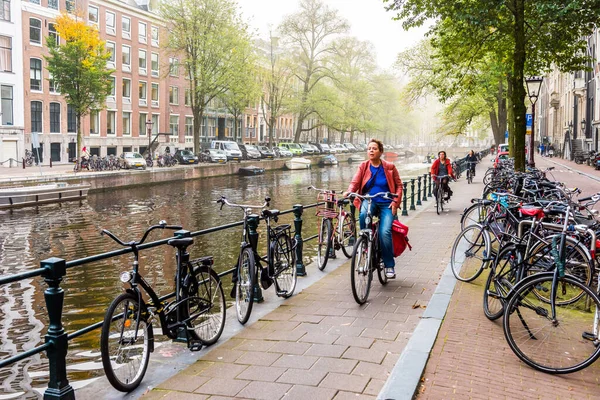 Amsterdam Niederlande September 2017 Frau Mit Fahrrad Auf Der Straße — Stockfoto