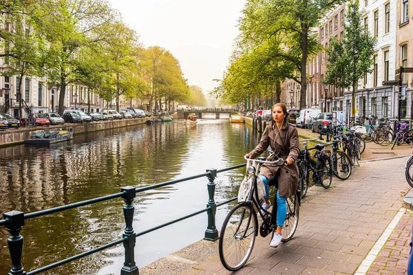 Amsterdam Niederlande September 2017 Ein Junges Mädchen Auf Einem Fahrrad — Stockfoto