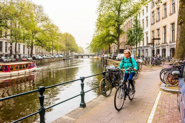 Amsterdam Niederlande September 2017 Eine Alte Frau Fährt Mit Dem — Stockfoto