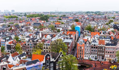 AMSTERDAM, NETHERLANDS - 30 Eylül 2017 Amsterdam hava görüntüsü. Tipik Hollanda evleriyle Amsterdam 'ın güzel manzarası. Amsterdam, Hollanda.