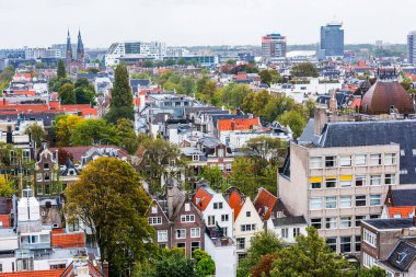 AMSTERDAM, NETHERLANDS - 30 Eylül 2017 Amsterdam hava görüntüsü. Tipik Hollanda evleriyle Amsterdam 'ın güzel manzarası. Amsterdam, Hollanda.