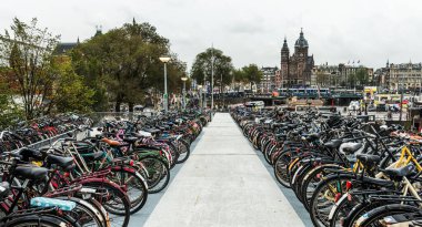AMSTERDAM, NETHERLANDS - 24 Eylül 2017: Amsterdam 'da bisiklet parkı. Amsterdam, Hollanda.