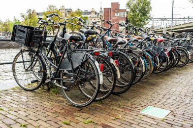 AMSTERDAM, NETHERLANDS - 24 Eylül 2017: Amsterdam 'da bisiklet parkı. Amsterdam, Hollanda.