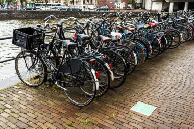 AMSTERDAM, NETHERLANDS - 24 Eylül 2017: Amsterdam 'da bisiklet parkı. Amsterdam, Hollanda.