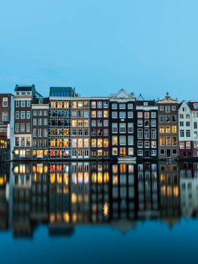 AMSTERDAM, NETHERLANDS 25 Eylül 2017 Amsterdam. Amsterdam 'ın gece manzarası, kanal, köprü ve tipik Hollanda evleri. Amsterdam, Hollanda.