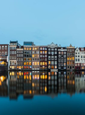AMSTERDAM, NETHERLANDS 25 Eylül 2017 Amsterdam. Amsterdam 'ın gece manzarası, kanal, köprü ve tipik Hollanda evleri. Amsterdam, Hollanda.