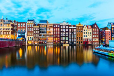 AMSTERDAM, NETHERLANDS 25 Eylül 2017 Amsterdam. Amsterdam şehir manzarası, kanal, köprü ve tipik Hollanda evleri. Amsterdam, Hollanda.