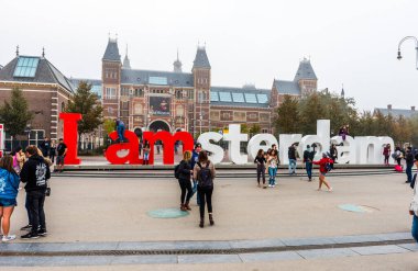 AMSTERDAM, NETHERLANDS - 25 Eylül 2017: Amsterdam Amsterdam Müzesi 'nde Amsterdam, Hollanda' da IAMSTERDAM sözleriyle.