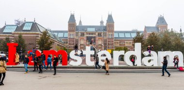 AMSTERDAM, NETHERLANDS - 25 Eylül 2017: Amsterdam Amsterdam Müzesi 'nde Amsterdam, Hollanda' da IAMSTERDAM sözleriyle.