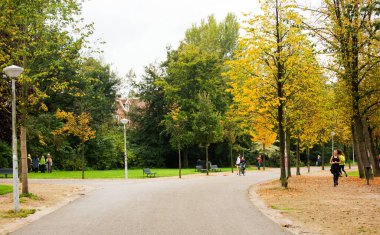 AMSTERDAM, NETHERLANDS 27 Eylül 2017: Vondelpark, Amsterdam. Vondelpark, Hollanda 'nın Amsterdam kentindeki en büyük parktır..