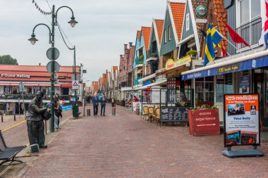VOLENDAM, NETHERLANDS - 25 Eylül 2017: Volendam Hollanda 'nın Kuzey Hollanda kentinde bir kasabadır. Volendam 'daki deniz parkının renkli evleri. Kuzey Hollanda, Hollanda.