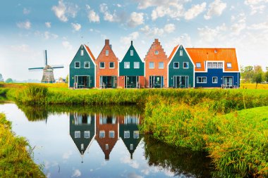 Volendam, Hollanda 'nın Kuzey Hollanda eyaletinde yer alan bir şehirdir. Volendam 'daki deniz parkının renkli evleri. Kuzey Hollanda, Hollanda.