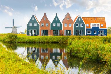 Volendam, Hollanda 'nın Kuzey Hollanda eyaletinde yer alan bir şehirdir. Volendam 'daki deniz parkının renkli evleri. Kuzey Hollanda, Hollanda.