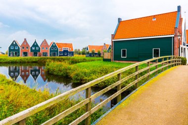 Volendam, Hollanda 'nın Kuzey Hollanda eyaletinde yer alan bir şehirdir. Volendam 'daki deniz parkının renkli evleri. Kuzey Hollanda, Hollanda.