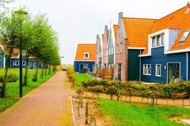 Volendam, Hollanda 'nın Kuzey Hollanda eyaletinde yer alan bir şehirdir. Volendam 'daki deniz parkının renkli evleri. Kuzey Hollanda, Hollanda.