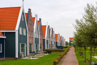 Volendam, Hollanda 'nın Kuzey Hollanda eyaletinde yer alan bir şehirdir. Volendam 'daki deniz parkının renkli evleri. Kuzey Hollanda, Hollanda.