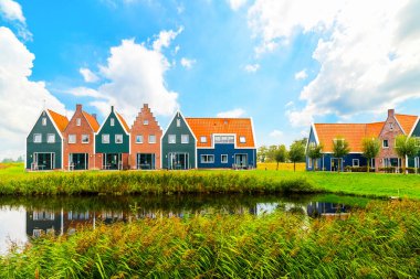 Volendam, Hollanda 'nın Kuzey Hollanda eyaletinde yer alan bir şehirdir. Volendam 'daki deniz parkının renkli evleri. Kuzey Hollanda, Hollanda.