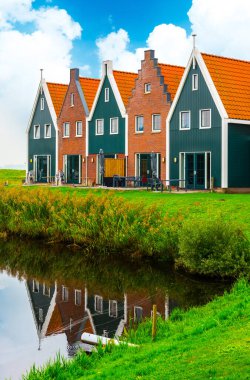 Volendam, Hollanda 'nın Kuzey Hollanda eyaletinde yer alan bir şehirdir. Volendam 'daki deniz parkının renkli evleri. Kuzey Hollanda, Hollanda.