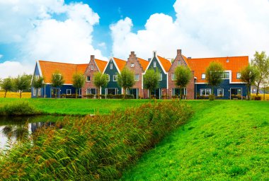 Volendam, Hollanda 'nın Kuzey Hollanda eyaletinde yer alan bir şehirdir. Volendam 'daki deniz parkının renkli evleri. Kuzey Hollanda, Hollanda.