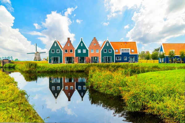 Volendam, Hollanda 'nın Kuzey Hollanda eyaletinde yer alan bir şehirdir. Volendam 'daki deniz parkının renkli evleri. Kuzey Hollanda, Hollanda.