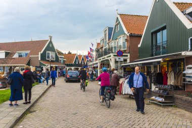 VOLENDAM, NETHERLANDS - 25 Eylül 2017: Volendam Hollanda 'nın Kuzey Hollanda kentinde bir kasabadır. Volendam 'daki deniz parkının renkli evleri. Kuzey Hollanda, Hollanda.