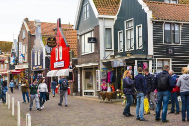 VOLENDAM, NETHERLANDS - 25 Eylül 2017: Volendam Hollanda 'nın Kuzey Hollanda kentinde bir kasabadır. Volendam 'daki deniz parkının renkli evleri. Kuzey Hollanda, Hollanda.