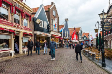 VOLENDAM, NETHERLANDS - 25 Eylül 2017: Volendam Hollanda 'nın Kuzey Hollanda kentinde bir kasabadır. Volendam 'daki deniz parkının renkli evleri. Kuzey Hollanda, Hollanda.