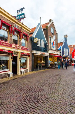 VOLENDAM, NETHERLANDS - 25 Eylül 2017: Volendam Hollanda 'nın Kuzey Hollanda kentinde bir kasabadır. Volendam 'daki deniz parkının renkli evleri. Kuzey Hollanda, Hollanda.