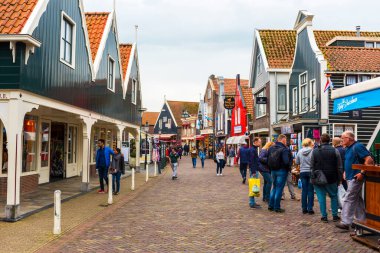 VOLENDAM, NETHERLANDS - 25 Eylül 2017: Volendam Hollanda 'nın Kuzey Hollanda kentinde bir kasabadır. Volendam 'daki deniz parkının renkli evleri. Kuzey Hollanda, Hollanda.